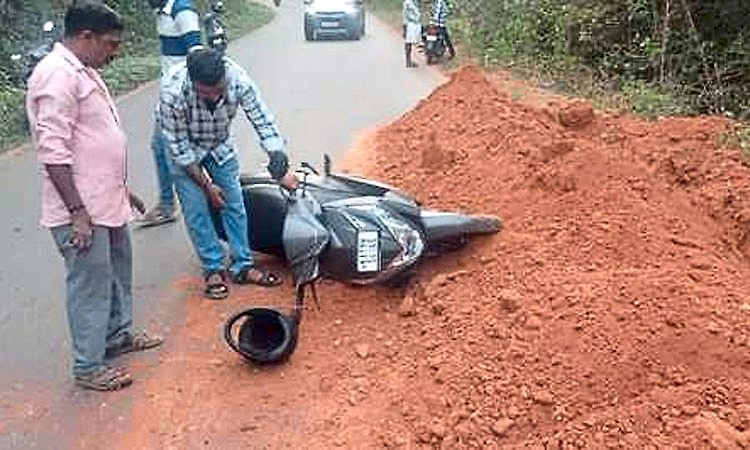 Vitla: ಮಣ್ಣಿನ ಮೇಲೆ ಹರಿದ ದ್ವಿಚಕ್ರ ವಾಹನ: ಇಬ್ಬರಿಗೆ ಗಾಯ