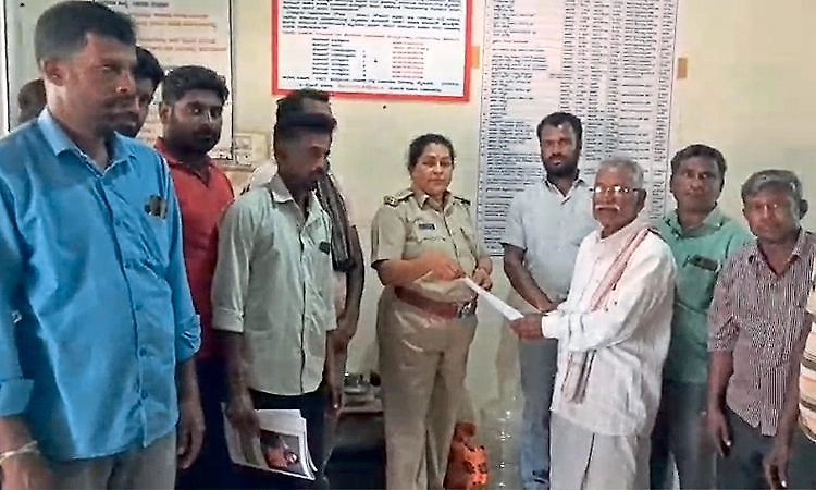 Villagers oppose proposed bar near Hunasegala Gate in Hunsur, submit petition