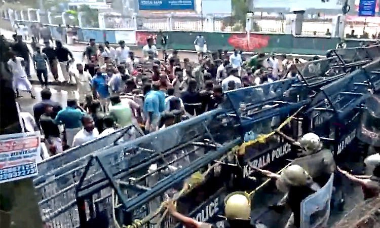 Sabarimala Gold Case: ಬಿಜೆಪಿ ಯುವ ಮೋರ್ಚಾ ಪ್ರತಿಭಟನೆ: ಪೊಲೀಸರಿಂದ ಜಲಫಿರಂಗಿ ಪ್ರಯೋಗ