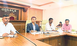 Mangaluru: ಅಂಗಡಿ, ಹೊಟೇಲ್‌ ನಾಮಫಲಕಗಳಲ್ಲಿ ಕನ್ನಡ ಕಡ್ಡಾಯ: ಜಿಲ್ಲಾಧಿಕಾರಿ ದರ್ಶನ್‌