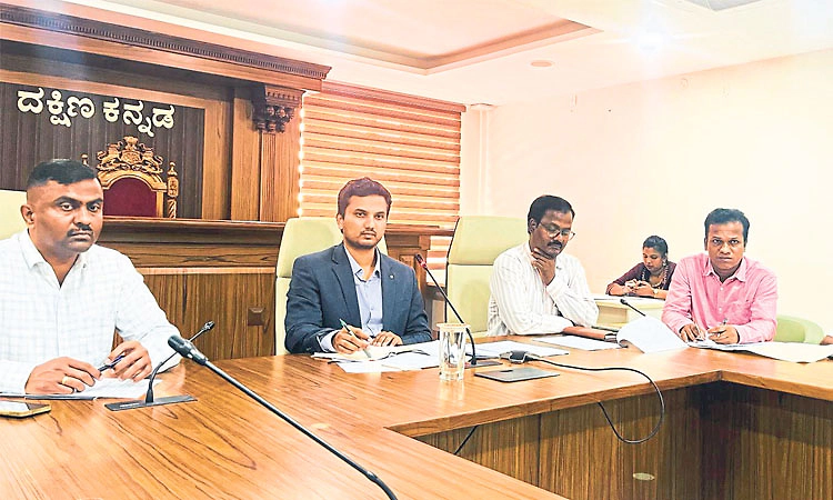 Mangaluru: ಅಂಗಡಿ, ಹೊಟೇಲ್‌ ನಾಮಫಲಕಗಳಲ್ಲಿ ಕನ್ನಡ ಕಡ್ಡಾಯ: ಜಿಲ್ಲಾಧಿಕಾರಿ ದರ್ಶನ್‌