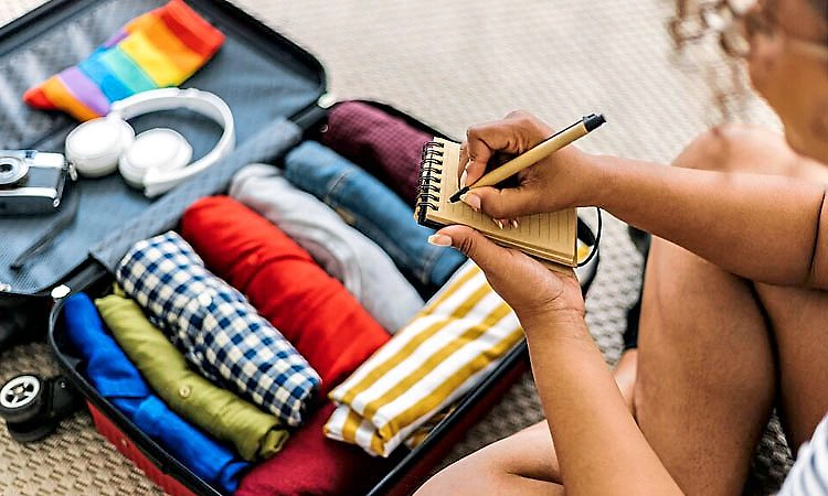 Travel Tips: ಇನ್ನು ಮುಂದೆ ಟ್ರಾವೆಲ್ ಬ್ಯಾಗಿನಲ್ಲಿ ಬಟ್ಟೆ ಮಡಚಿಡಬೇಡಿ! ಬದಲಾಗಿ ಹೀಗೆ ಮಾಡಿ