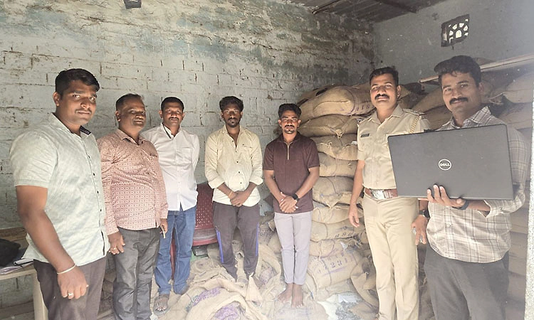 Siruguppa: ಪಡಿತರ ಅಕ್ಕಿ ಅಕ್ರಮ ಸಂಗ್ರಹ; ಅಧಿಕಾರಿಗಳ ವಶ