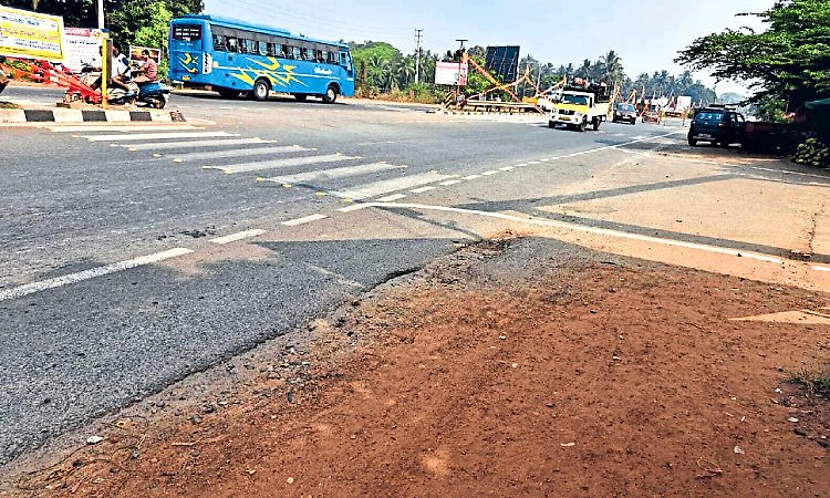 Mulki: ರಾಷ್ಟ್ರೀಯ ಹೆದ್ದಾರಿಗೆ ಸರ್ವಿಸ್‌ ರಸ್ತೆ ಇಲ್ಲದೆ ಅವಾಂತರ