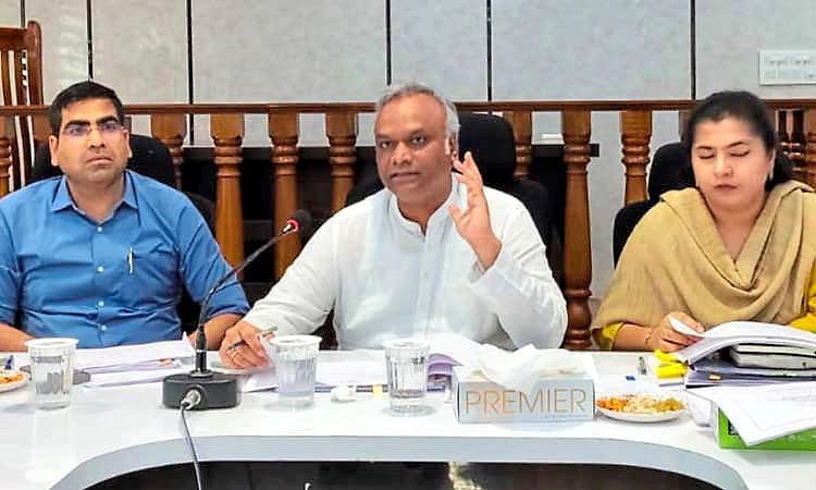 Wadi: ಅಧಿಕಾರಿಗಳೇ ಗುತ್ತಿಗೆದಾರರ ಕೈಗೊಂಬೆಯಾಗಬೇಡಿ: ಪ್ರಿಯಾಂಕ್ ಖರ್ಗೆ