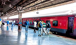 ಪ್ಯಾಂಟ್‌ ಕಳಚಿ ಗಾಯ ತೋರಿಸಿದರೂ ರಜೆಗೆ ನಕಾರ: ಭಾರಿ ಆಕ್ರೋಶ