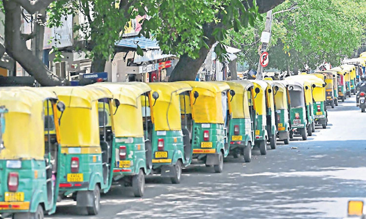 ಗ್ಯಾಸ್ ಗಾಗಿ ಸಾಲುಗಟ್ಟಿ ನಿಂತ ಆಟೋಗಳು : ಬೇಡಿಕೆ ಆಧರಿಸಿ ಪೂರೈಕೆ