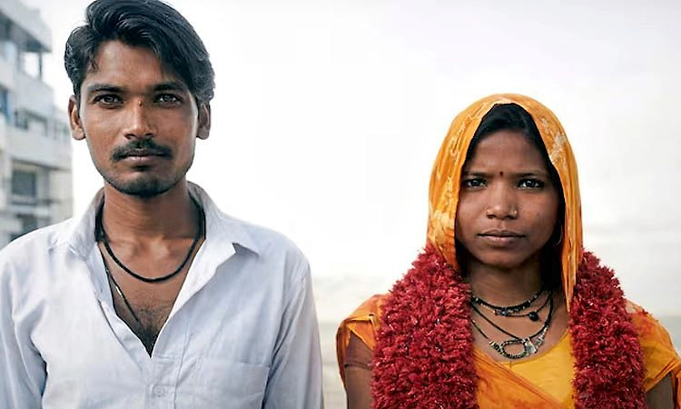 ಮದುವೆಯ ಉಡುಪಿನಲ್ಲೇ ನೇಣಿಗೆ ಶರಣಾದ ದಂಪತಿ... ಒಂದೂವರೆ ತಿಂಗಳ ಗರ್ಭಿಣಿಯಾಗಿದ್ದ ಪತ್ನಿ