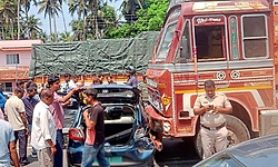 Kundapura: ಕಾರಿಗೆ ಲಾರಿ ಢಿಕ್ಕಿ ; ಪ್ರಯಾಣಿಕರು ಪಾರು