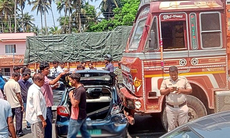 Kundapura: ಕಾರಿಗೆ ಲಾರಿ ಢಿಕ್ಕಿ ; ಪ್ರಯಾಣಿಕರು ಪಾರು