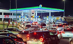 ಪಾಕಿಸ್ತಾನದಲ್ಲಿ ತೈಲ ಬೆಲೆ ಭಾರೀ ಹೆಚ್ಚಳ: ಪೆಟ್ರೋಲ್‌ ಲೀಟರ್‌ಗೆ 458 ರೂ., ಡೀಸೆಲ್ 520ರೂ.!