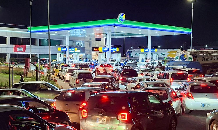 ಪಾಕಿಸ್ತಾನದಲ್ಲಿ ತೈಲ ಬೆಲೆ ಭಾರೀ ಹೆಚ್ಚಳ: ಪೆಟ್ರೋಲ್‌ ಲೀಟರ್‌ಗೆ 458 ರೂ., ಡೀಸೆಲ್ 520ರೂ.!