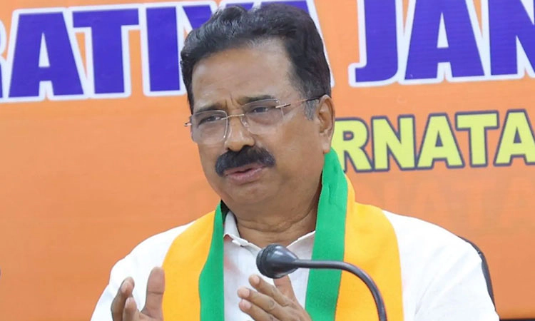 ಕಾರಿನಲ್ಲಿ ಹೆಲ್ಮೆಟ್ ಹಾಕದ್ದಕ್ಕೆ ಮಾಜಿ ಸಚಿವ ಹರತಾಳು ಹಾಲಪ್ಪಗೆ ದಂಡ!