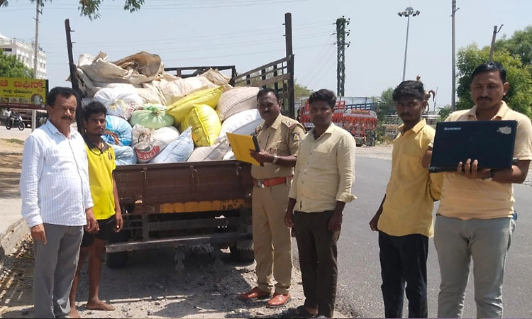 Siruguppa: ತೆಕ್ಕಲಕೋಟೆಯಿಂದ ಸಾಗಿಸುತ್ತಿದ್ದ ಪಡಿತರ ಅಕ್ಕಿ ವಶ