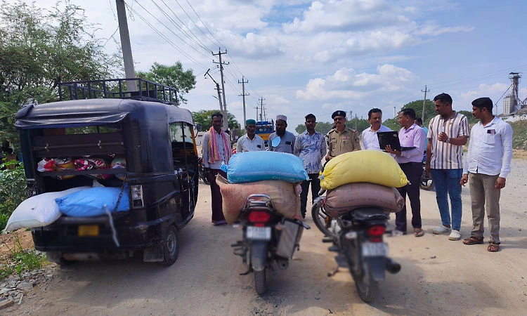 Siruguppa: ಪಡಿತರ ಅಕ್ಕಿ ಚೀಲ ಸಾಗಿಸುತ್ತಿದ್ದ ಆಟೋ, ದ್ವಿಚಕ್ರ ವಾಹನ ವಶ