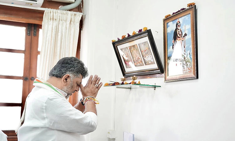 ವಿಧಾನಸೌಧದಲ್ಲಿ ಬದಲಾವಣೆ ಪರ್ವ: ಸಿಎಂ ಕೊಠಡಿಗೆ ಅಜ್ಜಯ್ಯನ ಭಾವಚಿತ್ರ!