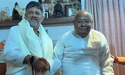 ಒಟ್ಟಾಗಿ ಕೆಲಸ: ಮಾಜಿ ಪ್ರಧಾನಿ ದೇವೇಗೌಡರ ಕಾಲಿಗೆರಗಿದ ಡಿ.ಕೆ.ಶಿವಕುಮಾರ್