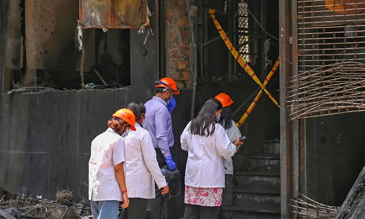 Delhi Hotel Fire: ಹೆಣಗಳ ಗುರುತು ಸಿಗದಷ್ಟು ಸುಟ್ಟು ಕರಕಲಾದ ದೇಹಗಳು