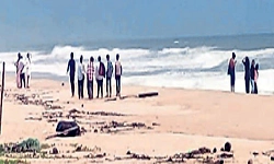 Tourists ignore warnings at Sasihithlu beach despite monsoon risks