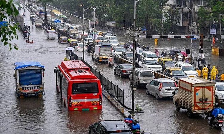 ಮುಂಬೈಯಲ್ಲಿ ಮುಂಗಾರು ಮಳೆ ಅಬ್ಬರ; ರೈಲು ಸಂಚಾರ ವಿಳಂಬ: ಆರೆಂಜ್‌ ಅಲರ್ಟ್‌ ಘೋಷಣೆ