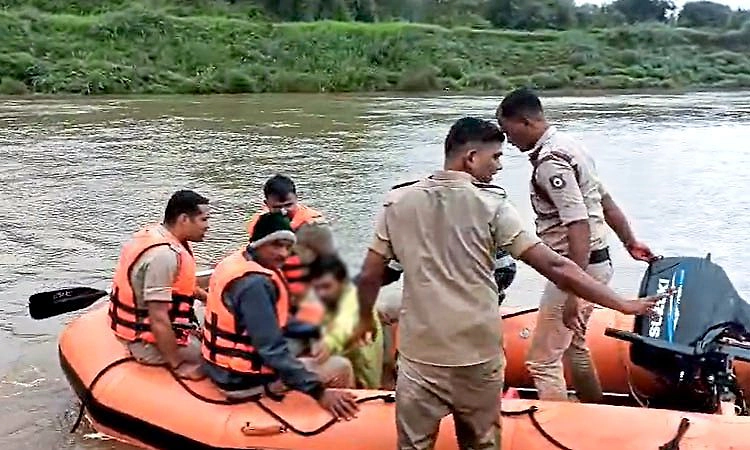 ಹೇಮಾವತಿ ನದಿಗೆ ಹಾರಿ ಆತ್ಮಹತ್ಯೆಗೆ ಯತ್ನಿಸಿದ ವ್ಯಕ್ತಿ; ಅಗ್ನಿಶಾಮಕ ಸಿಬ್ಬಂದಿಗಳಿಂದ ರಕ್ಷಣೆ
