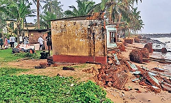 Heavy rain triggers landslides in Kasaragod; 325 people shifted to relief camps