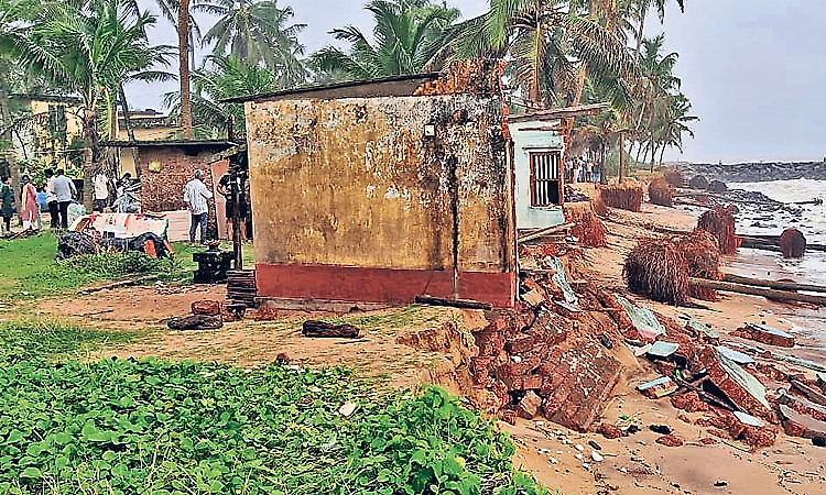 Heavy rain triggers landslides in Kasaragod; 325 people shifted to relief camps