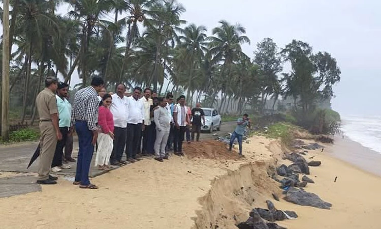 ಕಾಪು: ಜಿಲ್ಲಾಧಿಕಾರಿಗಳಿಂದ ಕಡಲ್ಕೊರೆತ ಪರಿಶೀಲನೆ: ತುರ್ತು ಕಾಮಗಾರಿಗೆ 2 ಕೋ. ರೂ. ಬಿಡುಗಡೆ