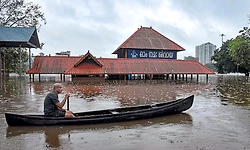 Kerala: ಮುಂದುವರೆದ ವರುಣನ ಆರ್ಭಟ... ಶಾಲೆಗಳಿಗೆ ರಜೆ, ಹೆಚ್ಚಿದ ಪ್ರವಾಹ ಭೀತಿ!