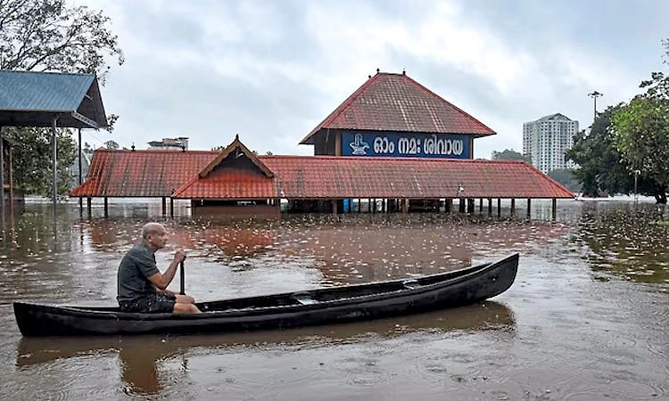 Kerala: ಮುಂದುವರೆದ ವರುಣನ ಆರ್ಭಟ... ಶಾಲೆಗಳಿಗೆ ರಜೆ, ಹೆಚ್ಚಿದ ಪ್ರವಾಹ ಭೀತಿ!