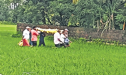 Kundapur: ರಸ್ತೆ ಇಲ್ಲ; ಗದ್ದೆಯಲ್ಲೇ ಶವ ಹೊತ್ತೂಯ್ಯುವ ಸ್ಥಿತಿ
