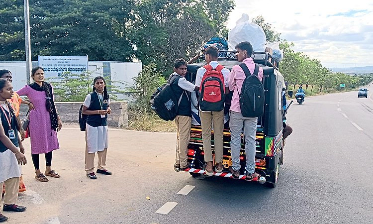 ಸೂಕ್ತ ಸಾರಿಗೆ ಸೌಲಭ್ಯವಿಲ್ಲದೆ ಪ್ರಯಾಣಿಕರ ಪರದಾಟ