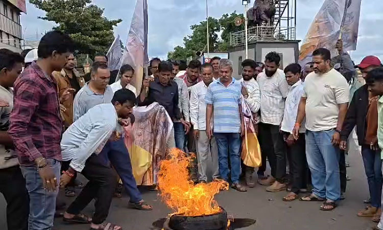 ಲಕ್ಷ್ಮೀ ಹೆಬ್ಬಾಳ್ಕರ್ ಗೆ ಕೈತಪ್ಪಿದ ಸಚಿವ ಸ್ಥಾನ: ರಾಷ್ಟ್ರೀಯ ಹೆದ್ದಾರಿ ತಡೆದು ಪ್ರತಿಭಟನೆ