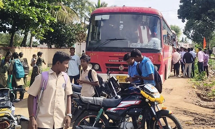 Students stage protest, block bus in Kustagi seeking additional service