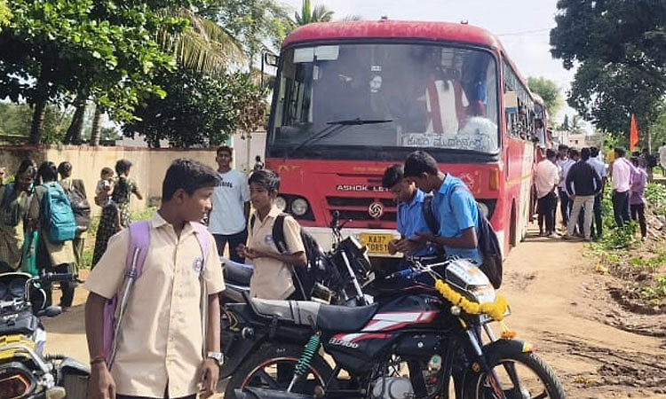 ಹೆಚ್ಚುವರಿ ಬಸ್‌ಗೆ ಆಗ್ರಹ: ಟೆಂಗುಂಟಿಯಲ್ಲಿ ಬಸ್ ತಡೆದು ವಿದ್ಯಾರ್ಥಿಗಳ ಪ್ರತಿಭಟನೆ