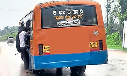 ಸರಕಾರಿ ಬಸ್‌ ಕೊರತೆ: ವಿದ್ಯಾರ್ಥಿಗಳು ನೇತಾಡಿಕೊಂಡೇ ಪ್ರಯಾಣಿಸಬೇಕು!