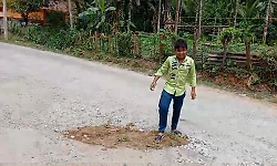 Chikkamagaluru: Schoolchildren fill potholes after seeing motorists struggle