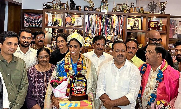 ಏಷ್ಯನ್‌ ಗೇಮ್ಸ್‌ ಪದಕ ವಿಜೇತೆ ಪೂವಮ್ಮಗೆ ಸಚಿವ ಖಾದರ್‌, ಜಿಲ್ಲಾಡಳಿತ ವತಿಯಿಂದ ಸನ್ಮಾನ