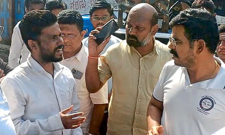 ಚಿಕಿತ್ಸೆ ಕೊಡುವಾಗಲೇ ಜಿ.ಪಂ ಸಿಇಒ ಕೈಗೆ ಸಿಕ್ಕಿಬಿದ್ದ ನಕಲಿ ವೈದ್ಯ!