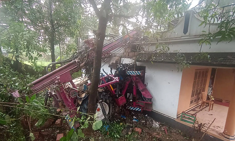 Kasaragod: ಮನೆ ಮೇಲೆ ಬೋರ್‌ವೆಲ್ ಲಾರಿ ಬಿದ್ದು ಇಬ್ಬರು ಕಾರ್ಮಿಕರು ಸಾವು