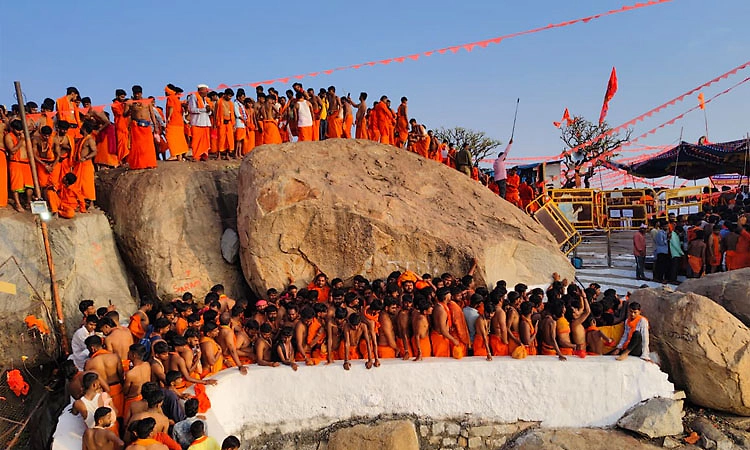 Koppal: ಅಂಜನಾದ್ರಿ ಬೆಟ್ಟದಲ್ಲಿ ಭಕ್ತಸ್ತೋಮ; ಹನುಮ ಮಾಲಾಧಾರಿಗಳ ರಾಮ ನಾಮ ಜಪ