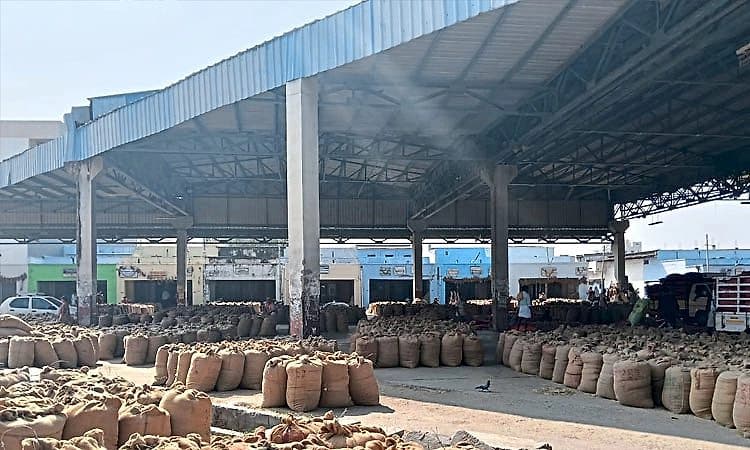 ರಾಯಚೂರು ಎಪಿಎಂಸಿಗೆ ಆಂಧ್ರ, ತೆಲಂಗಾಣ ಭತ್ತ ಲಗ್ಗೆ!