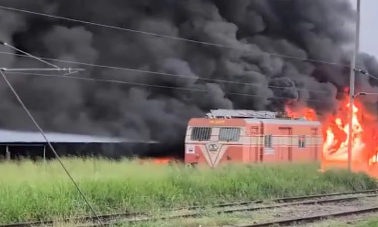 ಭೀಕರ ಅಗ್ನಿ ಅವಘಡ: ಪಾರ್ಕಿಂಗ್‌ನಲ್ಲಿದ್ದ 200ಕ್ಕೂ ಹೆಚ್ಚು ದ್ವಿಚಕ್ರ ವಾಹನಗಳು ಭಸ್ಮ