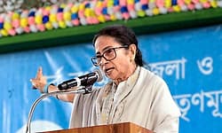 ದೋಷಪೂರಿತ ಮತ ಪಟ್ಟಿ ಪರಿಷ್ಕರಣೆ ನಿಲ್ಲಿಸಿ: ಆಯೋಗಕ್ಕೆ ದೀದಿ ಪತ್ರ 