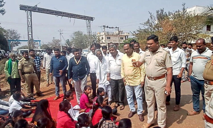ವಿಜ್ಞಾನ ಶಿಕ್ಷಕಿ ವರ್ಗಾವಣೆ ಒತ್ತಾಯಿಸಿ ಶಾಲಾ ವಿದ್ಯಾರ್ಥಿಗಳಿಂದ ರಸ್ತೆ ತಡೆಗೆ ಯತ್ನ