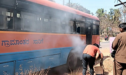 Puttur: ಬಸ್ ನಲ್ಲಿ ಕಾಣಿಸಿಕೊಂಡ ಬೆಂಕಿ, ಹೊಗೆ; ಬೇರೆ ಬಸ್ ನಲ್ಲಿ ತೆರಳಿದ ಪ್ರಯಾಣಿಕರು