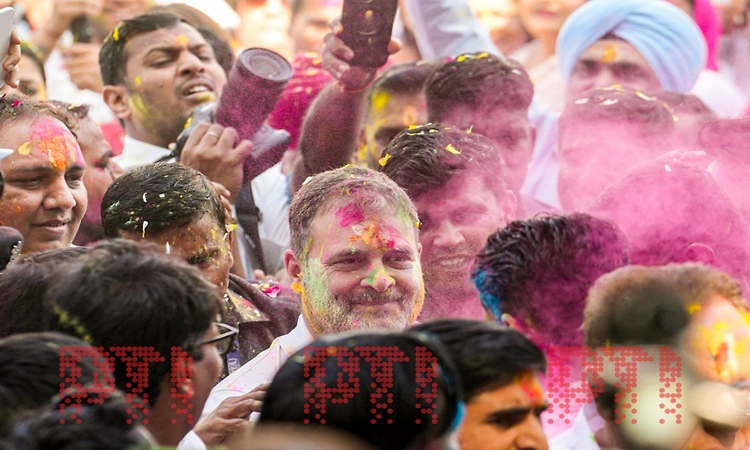 Rahul celebrates Holi with Cong workers at party office