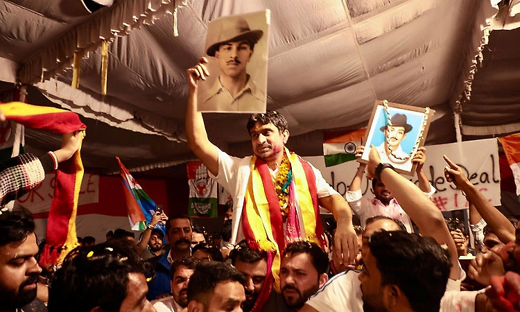 ಶರ್ಟ್ ಲೆಸ್ ಪ್ರತಿಭಟನೆ:  ಐವೈಸಿ ಮುಖ್ಯಸ್ಥ ಚಿಬ್ ಜಾಮೀನಿನ ಮೇಲೆ ಬಿಡುಗಡೆ