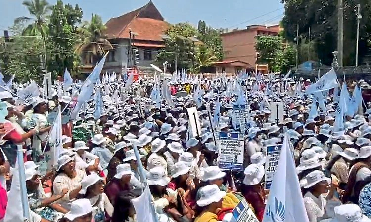 ಕನಿಷ್ಠ ವೇತನಕ್ಕೆ ಆಗ್ರಹ: ಕೇರಳದಲ್ಲಿ ಖಾಸಗಿ ಆಸ್ಪತ್ರೆ ನರ್ಸ್‌ಗಳ ಬೃಹತ್ ಮುಷ್ಕರ