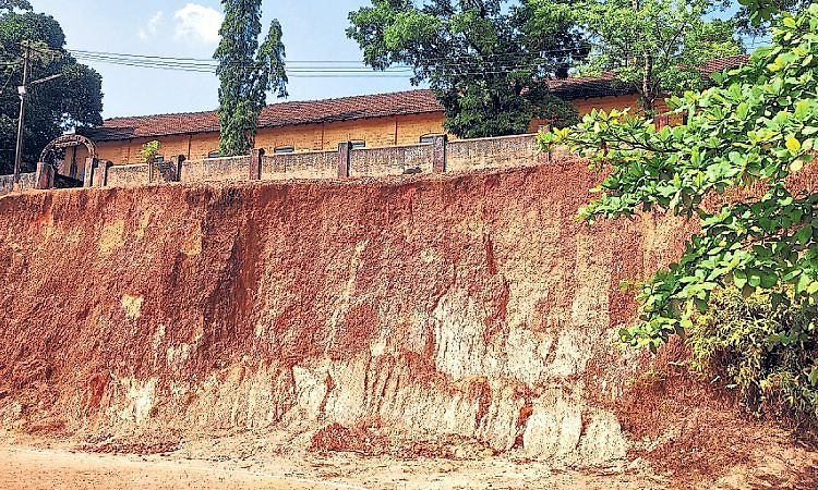 Puttur: ಕೊಂಬೆಟ್ಟು ಮೈದಾನಕ್ಕೆ ಧರೆ ಕಂಟಕ!